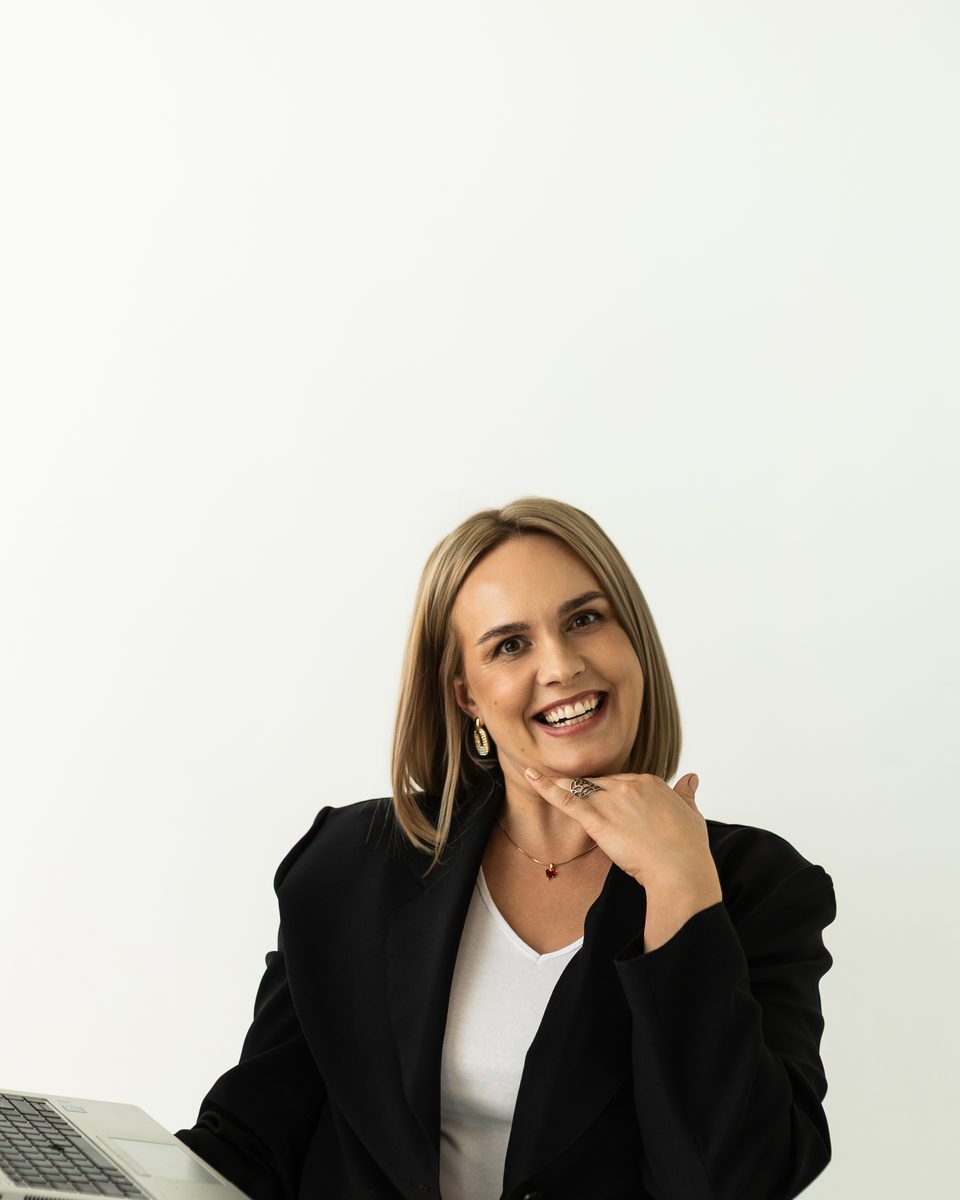 Patrycja Więckowska-Kusztelak w czarnej marynarce z laptopem
