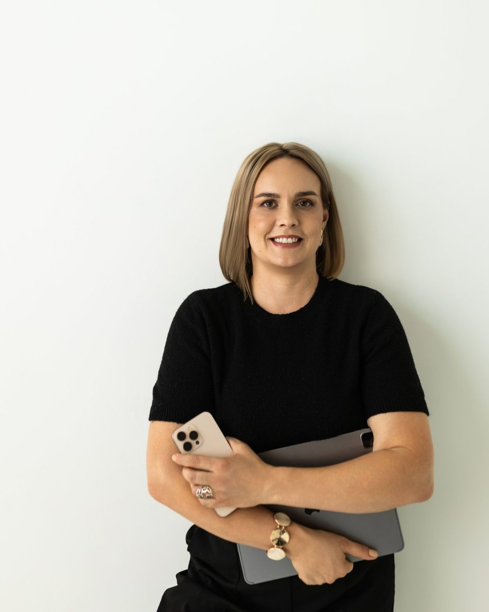 Patrycja Więckowska-Kusztelak w czarnej koszulce z tabletem, uśmiechnięta