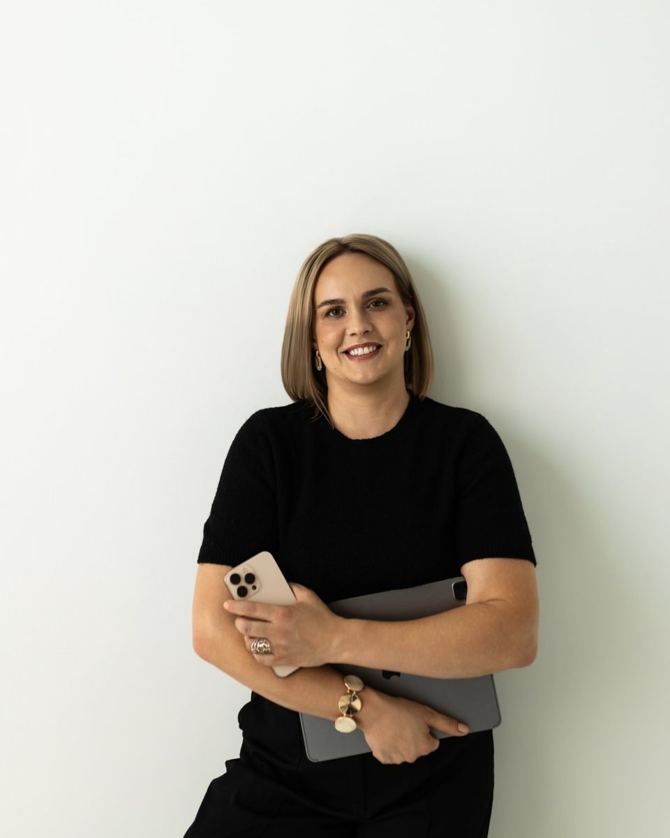 Patrycja Więckowska-Kusztelak w czarnej koszulce z tabletem, uśmiechnięta